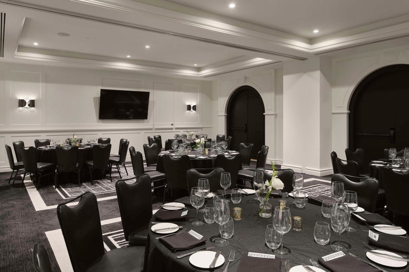 Vogue Hotel Montreal Downtown, Curio Collection by Hilton, Montreal, Канада