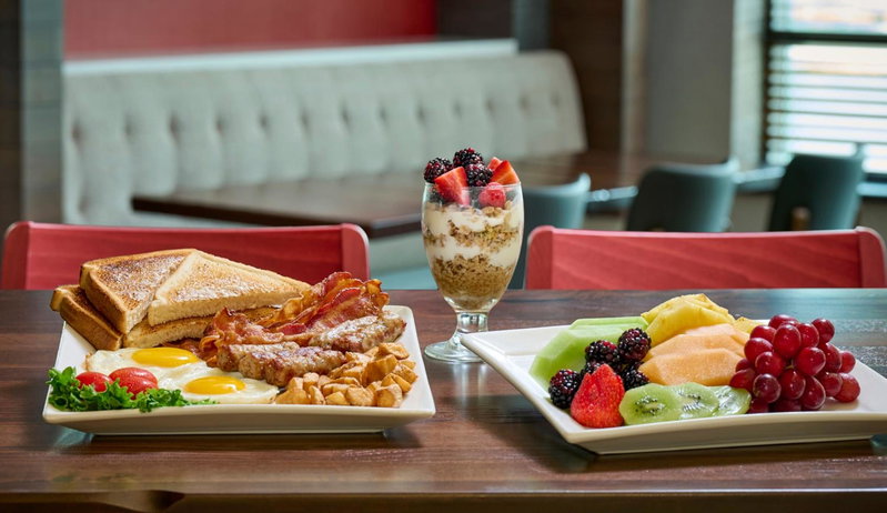 Holiday Inn & Suites Oakville at Bronte by IHG, Oakville, Канада