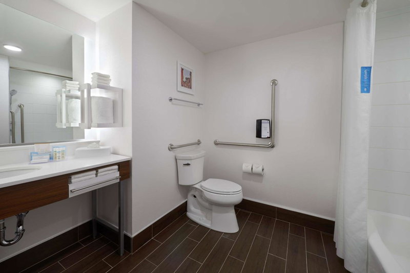 Hampton Inn & Suites Montreal-Dorval, Dollard-Des Ormeaux, Canada