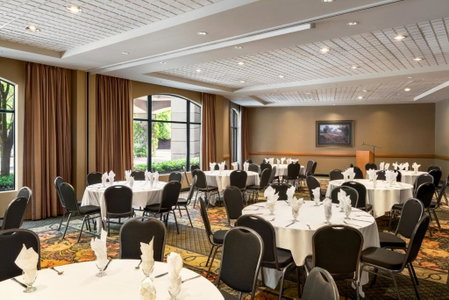DoubleTree by Hilton North Vancouver, North Vancouver, Canadá