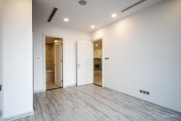 Apartment for sale in Ho Chi Minh City, Vietnam · Vinhomes Golden River Ba Son · 3 rooms, 2 baths