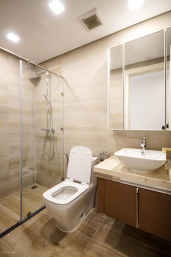 Apartment for sale in Ho Chi Minh City, Vietnam · Vinhomes Golden River Ba Son · 3 rooms, 2 baths