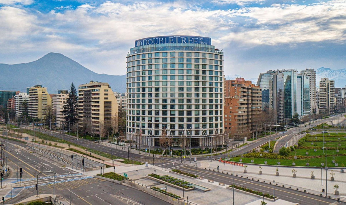 Отель · DoubleTree by Hilton Santiago Kennedy, Chile, Villa Presidente Frei