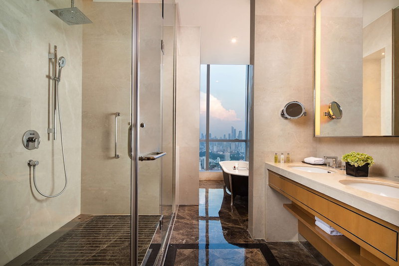 DoubleTree by Hilton Guangzhou-Free Shuttle Bus to Canton Fair Complex & Overseas Buyer Registration Services during Canton Fair Period, Guangzhou, Китай