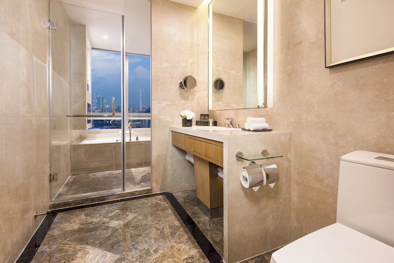 DoubleTree by Hilton Guangzhou-Free Shuttle Bus to Canton Fair Complex & Overseas Buyer Registration Services during Canton Fair Period, Guangzhou, Китай