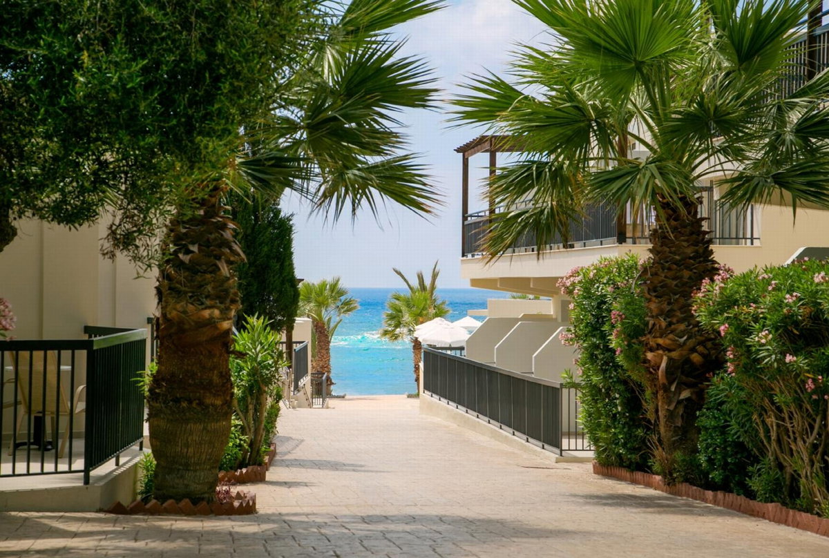 Louis Paphos Breeze, Chipre