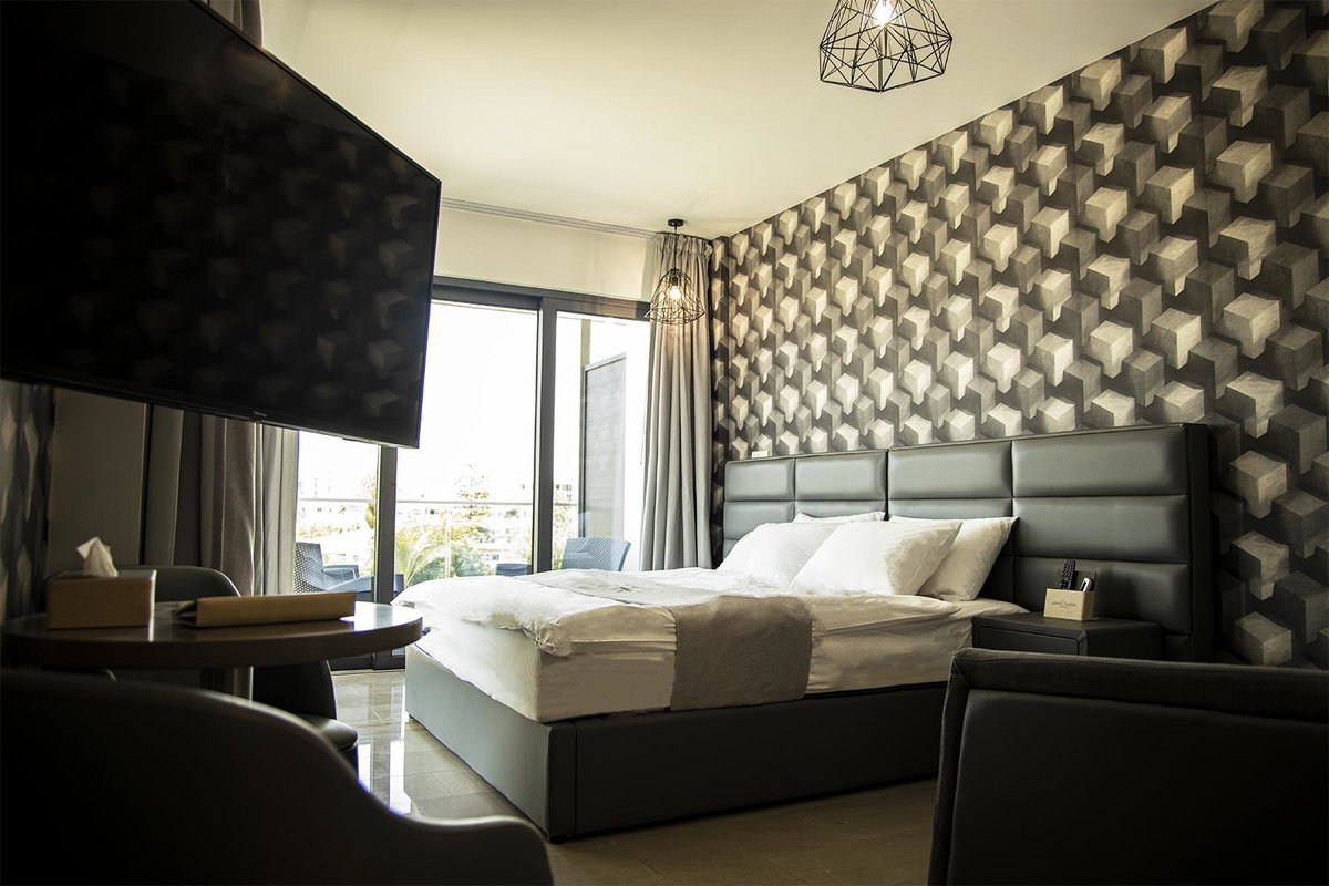 Jimmy's Suites, Кипр