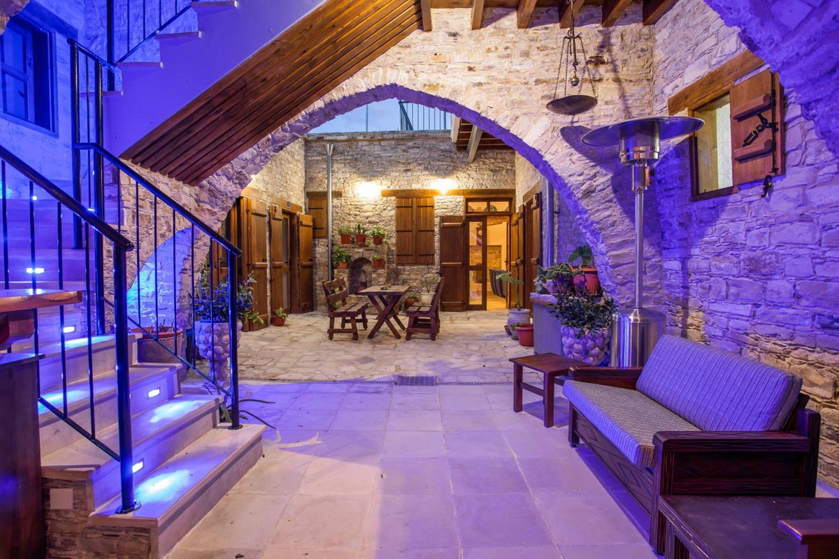 Lazaros Stonehouse, Кипр