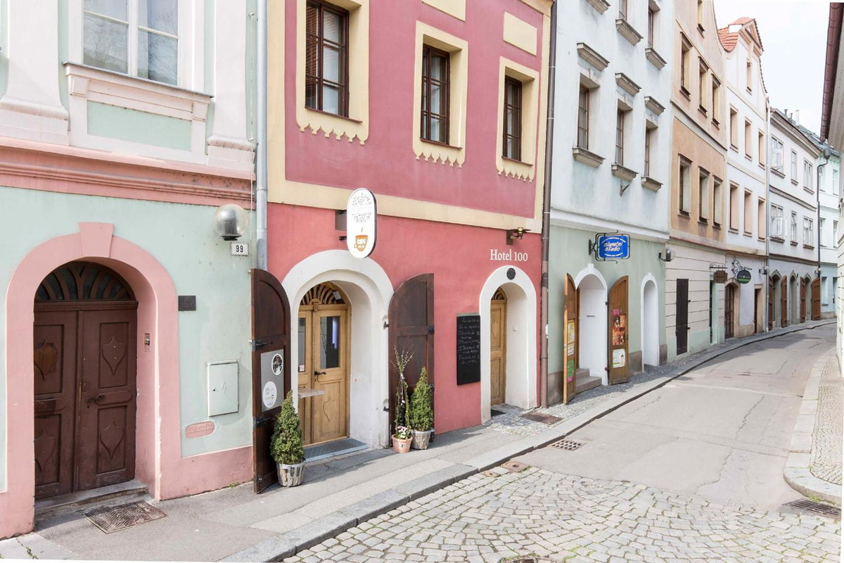 Hotel · Hotel 100, Pardubice