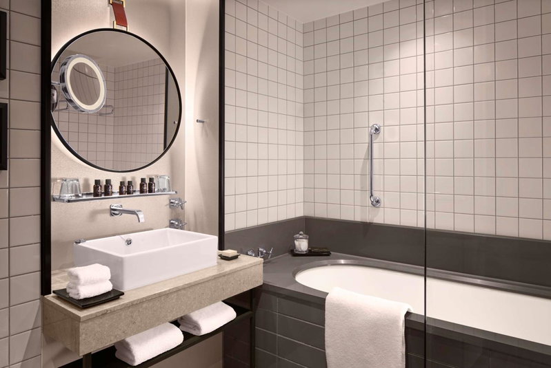 The Trafalgar St James London Curio Collection by Hilton, London, Великобритания