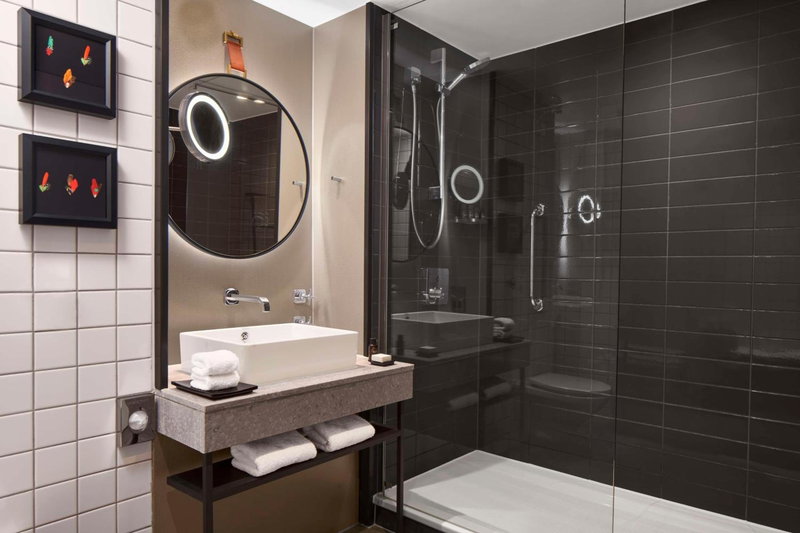 The Trafalgar St James London Curio Collection by Hilton, London, Великобритания