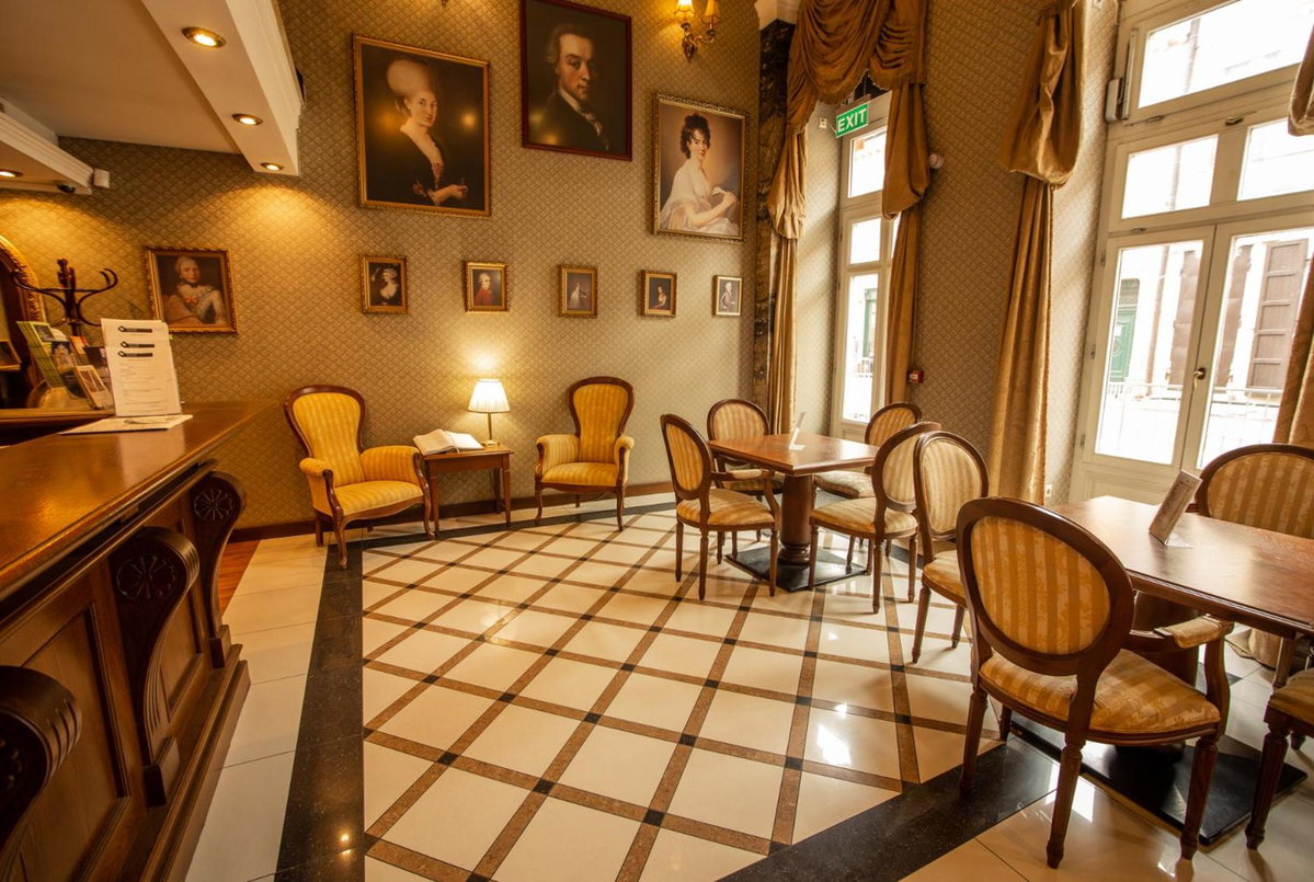 Mozart Hotel, Венгрия