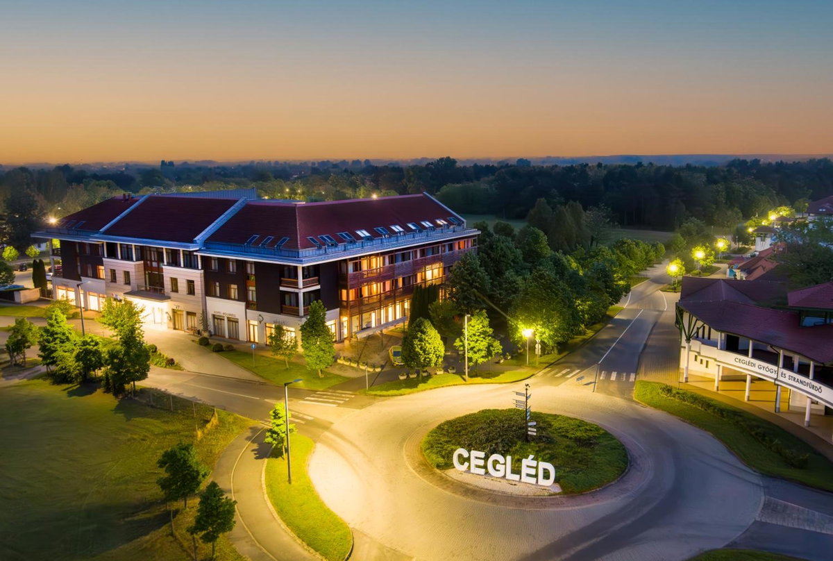 Hotel · Aquarell Hotel, Cegled