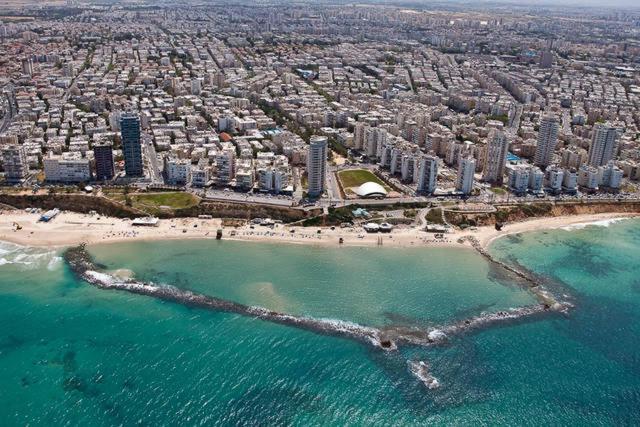 Isramax 3BR apartment near the sea., Bat Yam, Israel