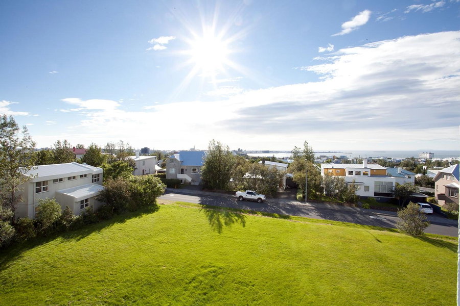 Overlooking the city, bright & cozy - Free Parking (A2), Reykjavík, Iceland