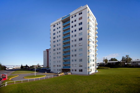 Overlooking the city, bright & cozy - Free Parking (A2), Reykjavík, Iceland