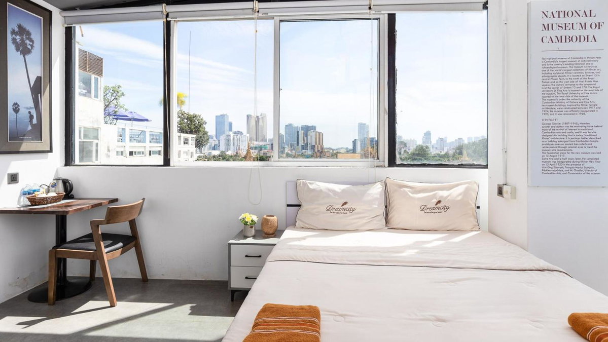 Sky hotel - Rooms & Free laundry - 50m to Royal Palace, Cambodia