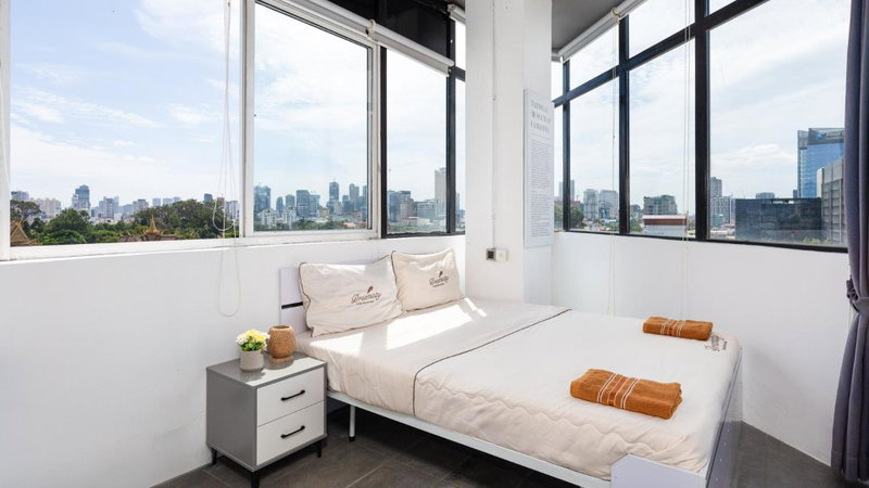 Sky hotel - Rooms & Free laundry - 50m to Royal Palace, Phnom Penh, Cambodia