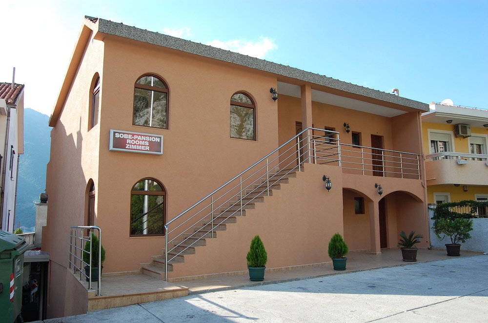 Отель · Apartments Dobrotski Dvori, Cetinje