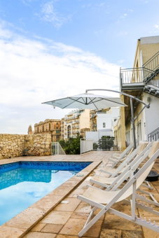 Follow the Sun Boutique Hostel - Pool, Breakfast & Sea Views, St Julian's, Malta