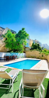 Follow the Sun Boutique Hostel - Pool, Breakfast & Sea Views, St Julian's, Malta