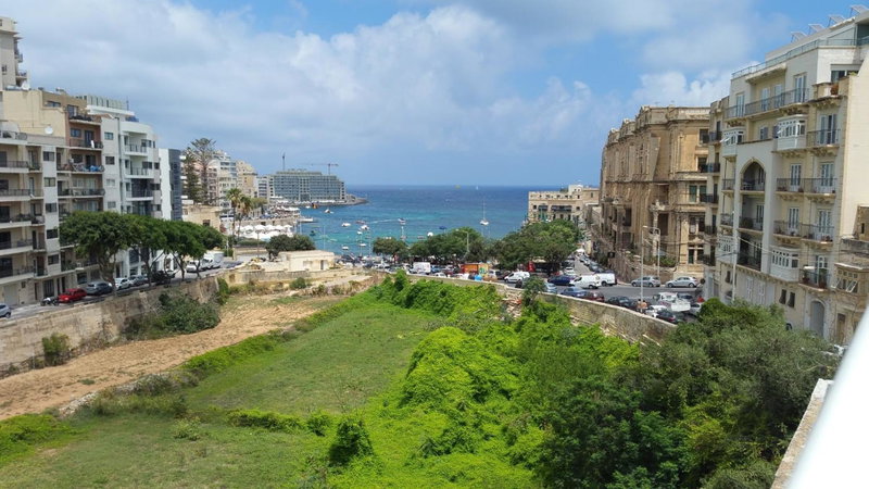 Follow the Sun Boutique Hostel - Pool, Breakfast & Sea Views, St Julian's, Malta