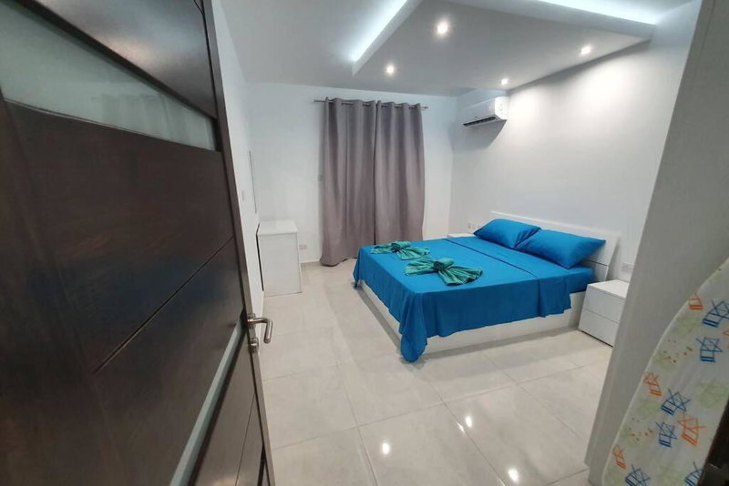SeaView 2 Double Bedroom Modern APARTMENT, St Paul's Bay, Malta
