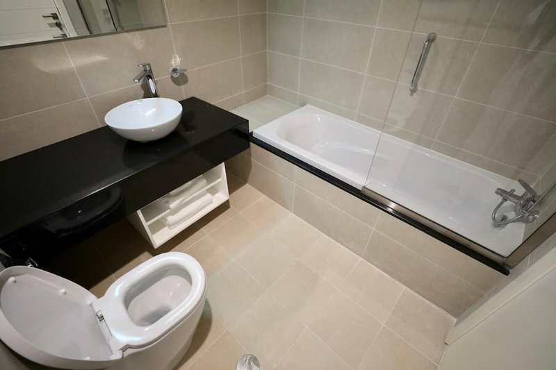 Waterfront 2 Bed Apartment Sleeps 4 With Parking, Lusail, Qatar
