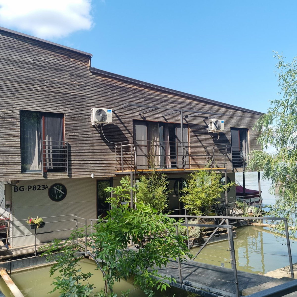 B&B Botel Charlie, Serbie