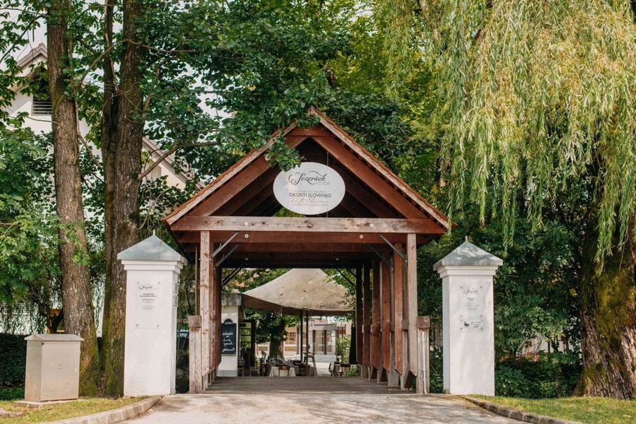 Hotel Dvor Jezersek Brnik, Kranj, Eslovenia