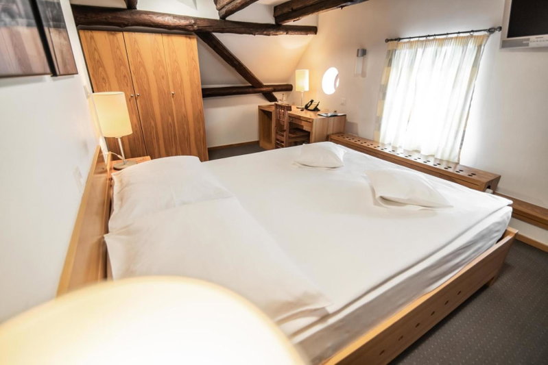 Hotel Dvor Jezersek Brnik, Kranj, Eslovenia