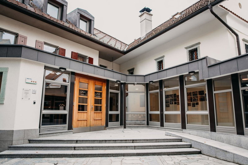 Hotel Dvor Jezersek Brnik, Kranj, Eslovenia