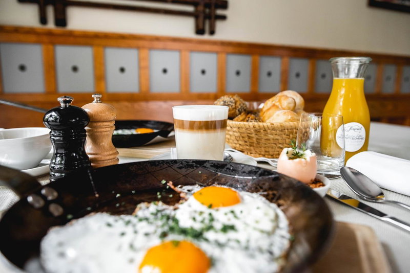 Hotel Dvor Jezersek Brnik, Kranj, Eslovenia