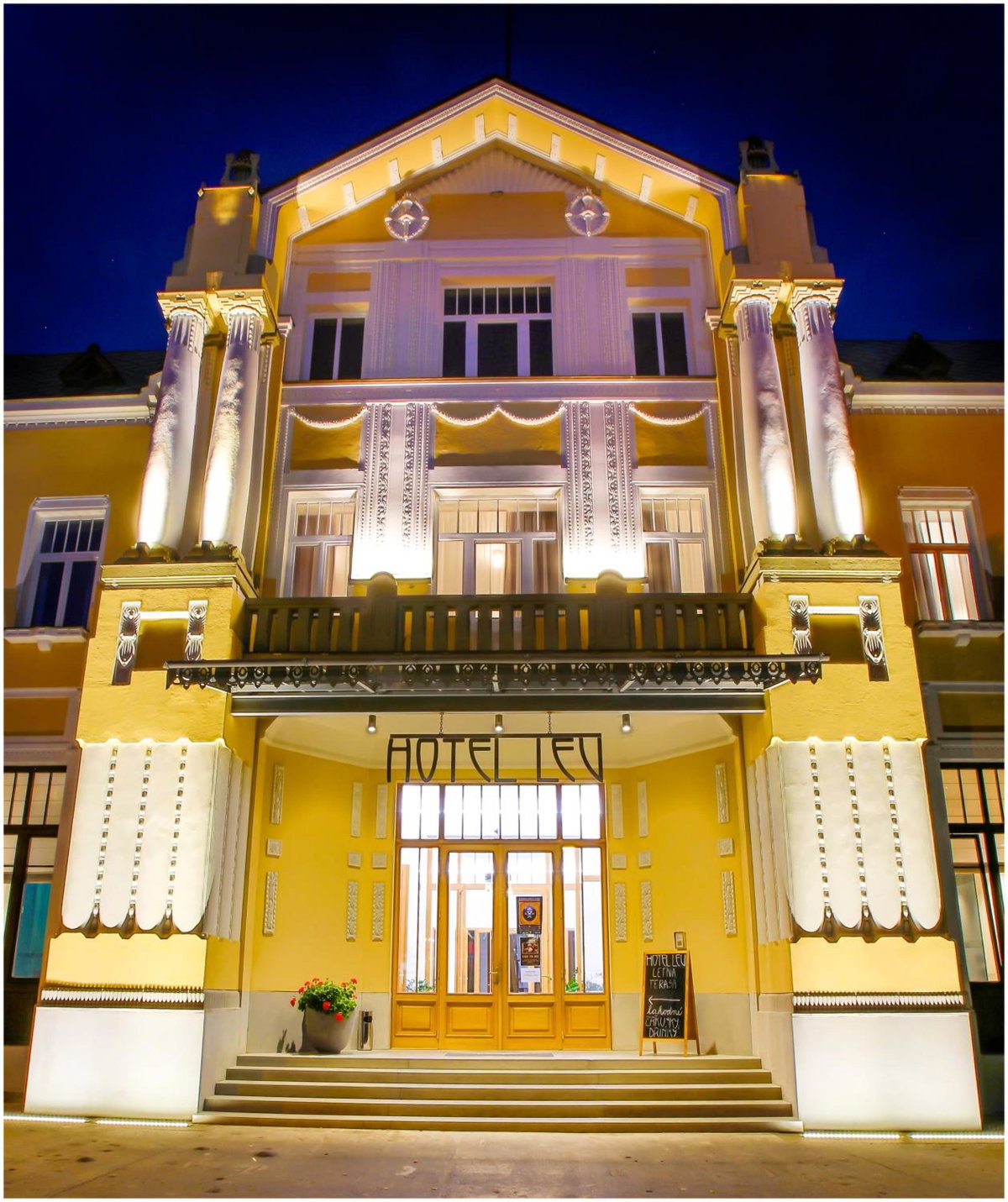 Hotel · Hotel Lev, Levice