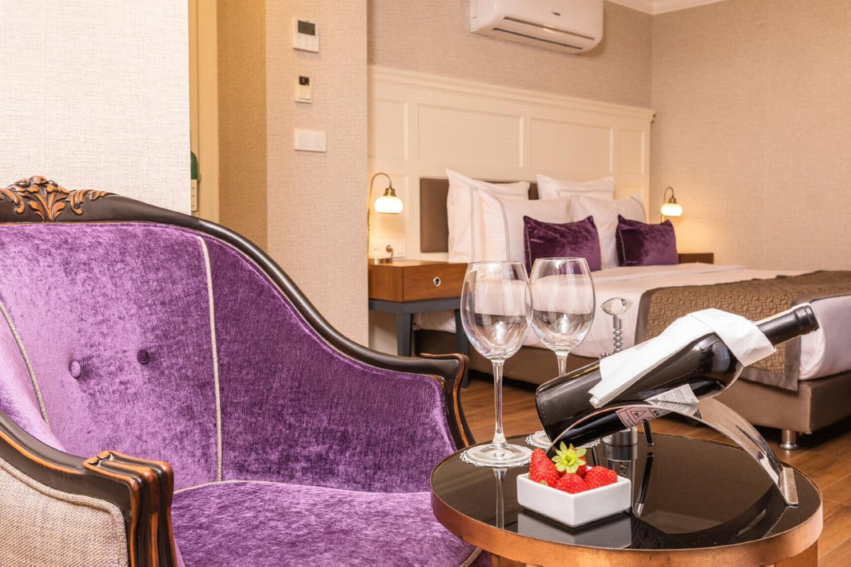Hotel · Meroddi La Porta, Eminoenue