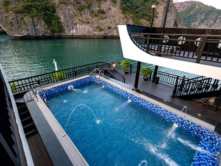 Rita Cruise, Ha Long, Vietnam