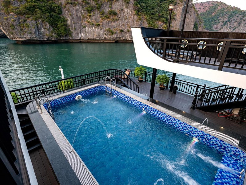 Rita Cruise, Ha Long, Vietnam