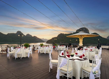 Rita Cruise, Ha Long, Vietnam