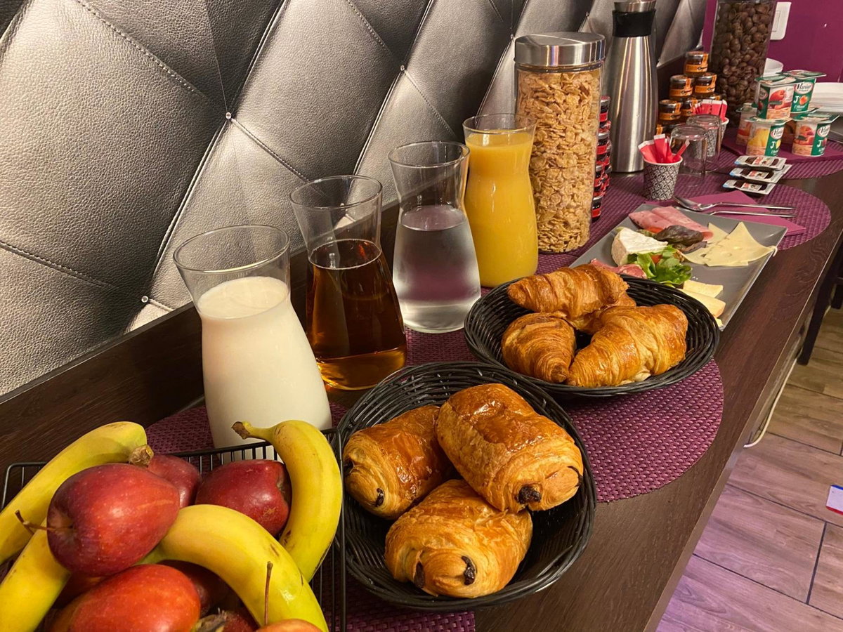 Hotel · In The Peaks, Sharīyah