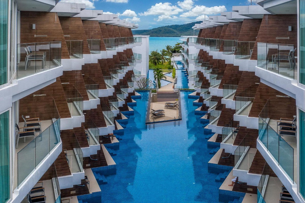 Отель · The Beachfront Hotel Phuket, Бан Чалонг