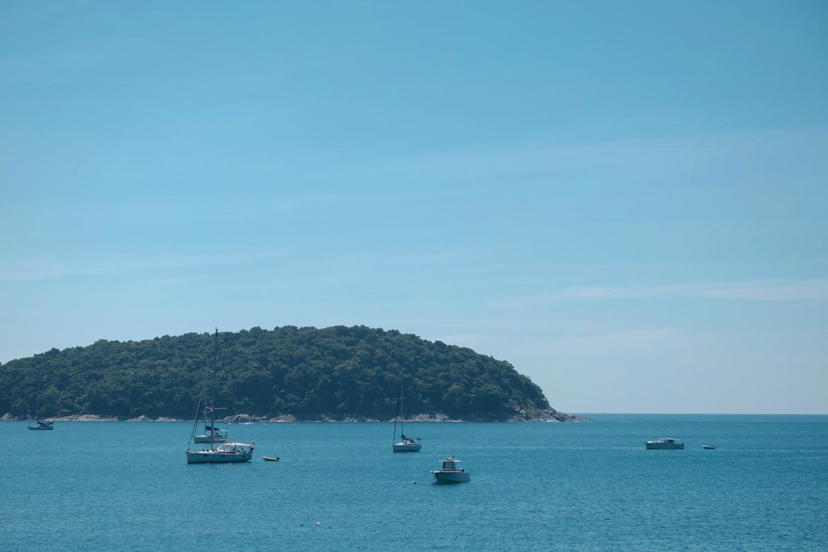 โรงแรม · Naiharn On The Rock Resort Phuket, Ban Chalong