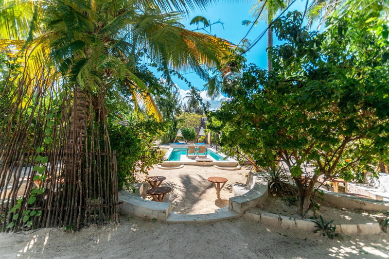 B4 Beach Club and Hotel, Sokoni, Танзания