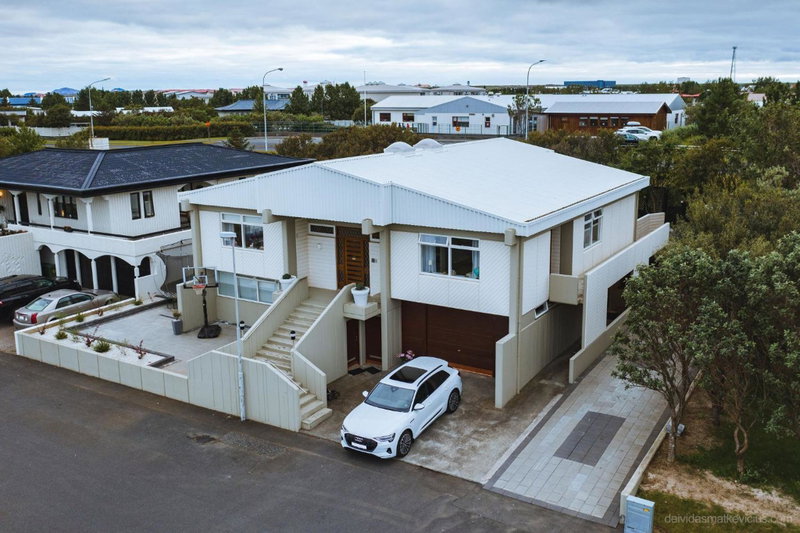 Smart Luxury - Private Gym, Hot Tub & Sauna, Keflavík, Island