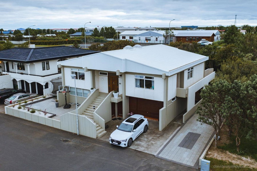Smart Luxury - Private Gym, Hot Tub & Sauna, Keflavík, Island