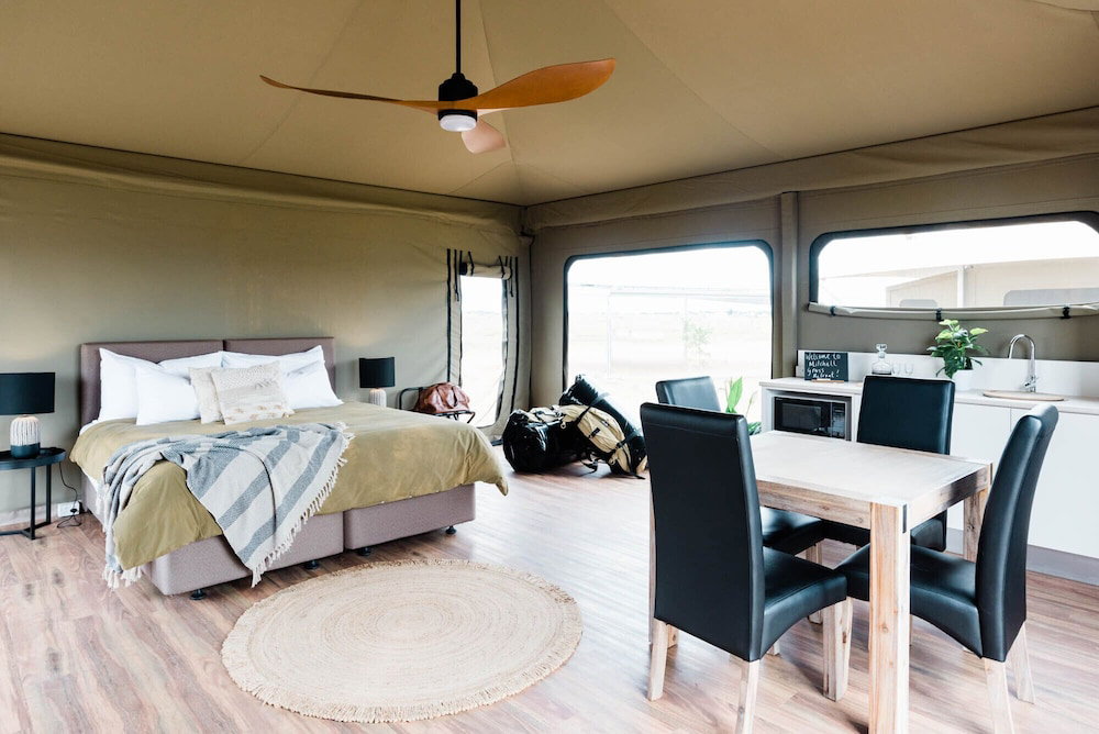 Hotel · Mitchell Grass Retreat, Longreach