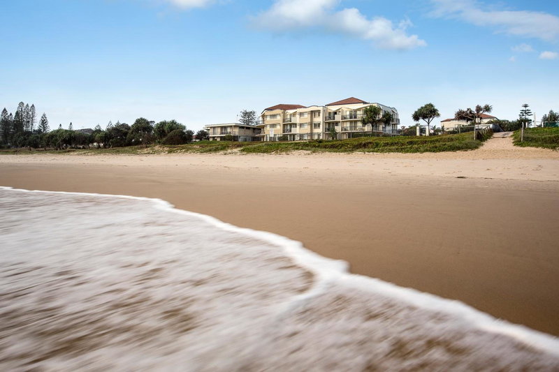 Golden Riviera Absolute Beachfront Resort, Palm Beach, Australia