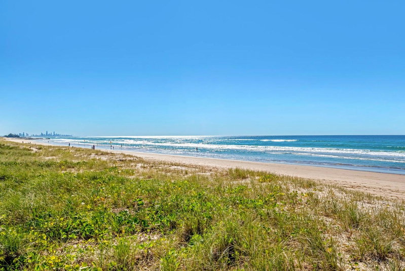 Golden Riviera Absolute Beachfront Resort, Palm Beach, Australia