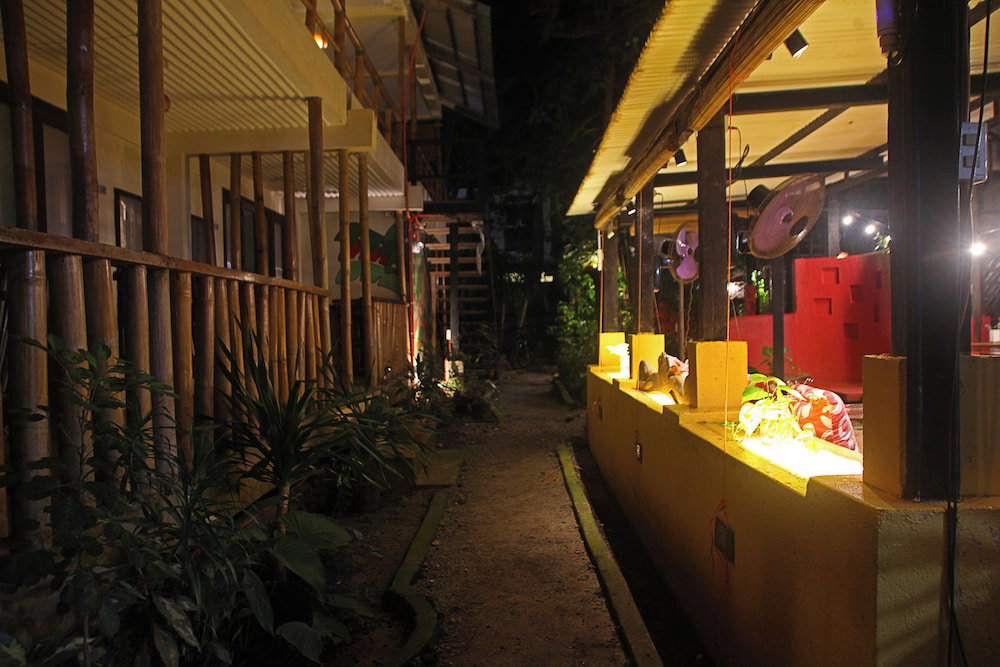 The Lazy Dog Bed & Breakfast, Филиппины