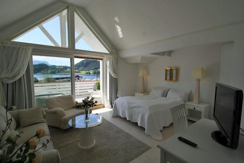 Sunde Fjord Hotel, free and easy parking, Alesund, Норвегия