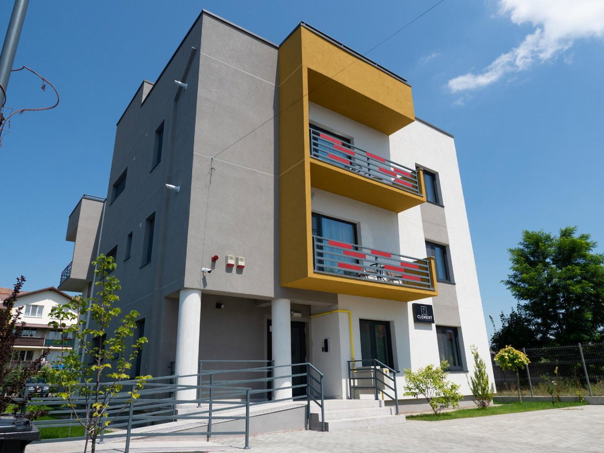 Clement Apartments, Rumanía